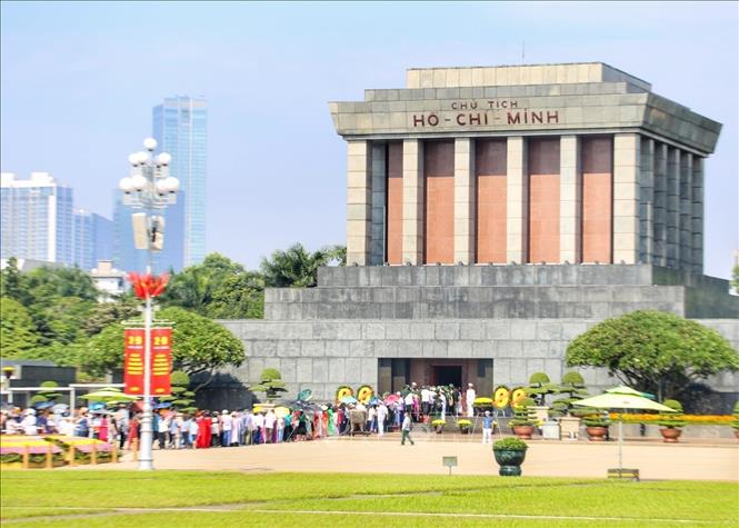 Người dân xếp hàng vào Lăng viếng Bác, sáng 2/9. Ảnh: Tuấn Đức - TTXVN
