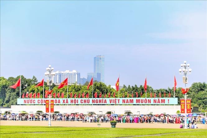 Người dân xếp hàng dài vào Lăng viếng Bác, sáng 2/9. Ảnh: Tuấn Đức - TTXVN