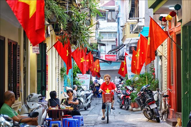 Ngõ Cổng Đục, phường Hàng Mã, quận Hoàn Kiếm buổi sáng sớm ngày mùng 2 tháng 9. Ảnh: Khánh Hoà - TTXVN 