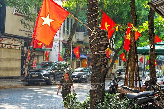 Phố Hàm Long, quận Hoàn Kiếm rực rỡ sắc cờ đỏ, sao vàng. Ảnh: Khánh Hoà - TTXVN