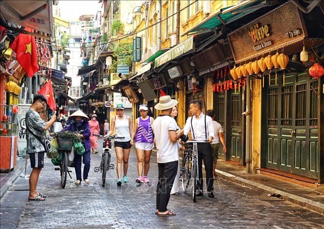 Người dân dạo phố, chụp ảnh ở phố Tạ Hiện, quận Hoàn Kiếm trong buổi sáng sớm 2/9. Ảnh: Khánh Hoà - TTXVN