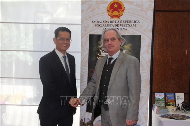 Đại sứ Việt Nam tại Argentina Dương Quốc Thanh (trái) và Thứ trưởng Bộ Ngoại giao nước chủ nhà Pablo Tettamanti. Ảnh: Ngọc Tùng - PV TTXVN tại Argentina