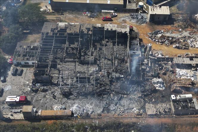 Hiện trường vụ nổ nhà máy luyện kim tại bang Sao Paulo, Brazil, ngày 1/9/2023. Ảnh: AFP/TTXVN