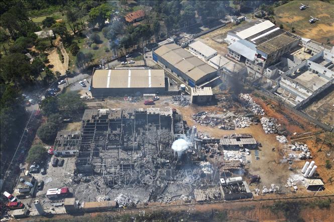 Hiện trường vụ nổ nhà máy luyện kim tại bang Sao Paulo, Brazil, ngày 1/9/2023. Ảnh: AFP/TTXVN