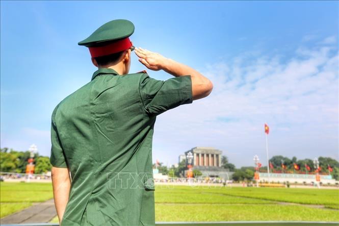 Một sĩ quan Quân đội nhân dân Việt Nam nghiêm trang chào cờ trước Lăng Bác, sáng 2/9. Ảnh: Tuấn Đức - TTXVN