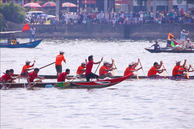 Các thuyền đua nam tranh tài quyết liệt trên sông Hàn. Ảnh: Trần Lê Lâm - TTXVN