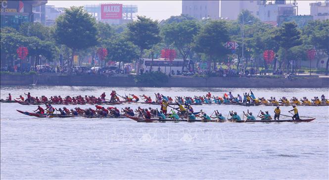 Các thuyền đua nam tranh tài quyết liệt trên sông Hàn. Ảnh: Trần Lê Lâm - TTXVN