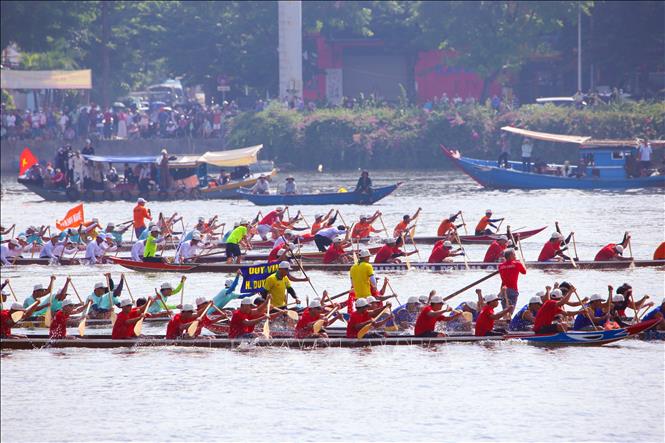 Các thuyền đua nam tranh tài quyết liệt trên sông Hàn. Ảnh: Trần Lê Lâm - TTXVN