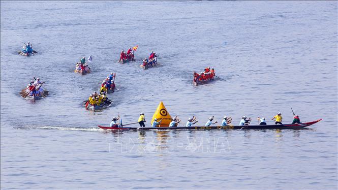 Các thuyền đua nữ tranh tài. Ảnh: Trần Lê Lâm - TTXVN