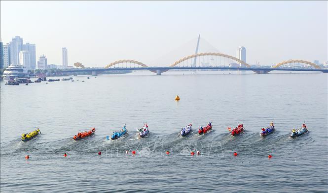 Các thuyền đua nữ xuất phát tranh tài trên sông Hàn. Ảnh: Trần Lê Lâm - TTXVN