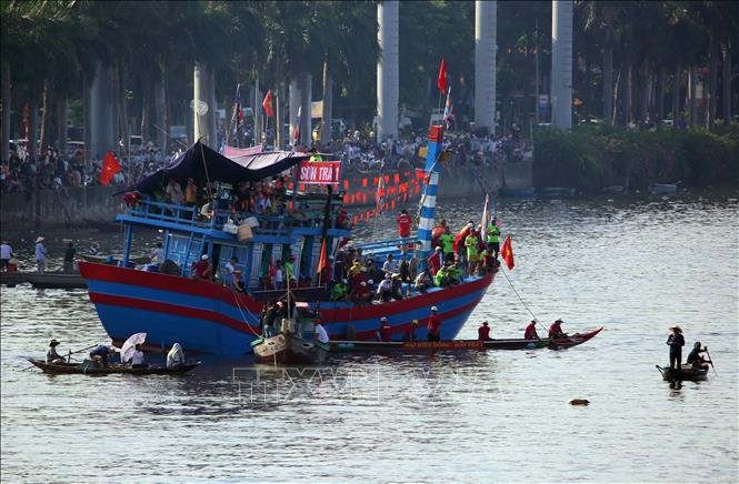 Người dân, du khách theo dõi cổ vũ các đội thuyền đua tranh tài. Ảnh: Trần Lê Lâm - TTXVN