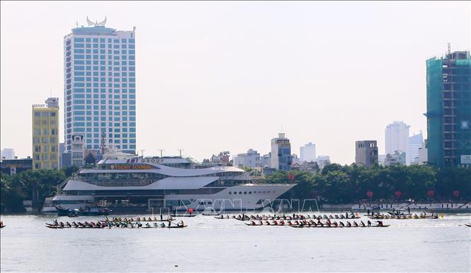 Các thuyền đua nam xuất phát tranh tài trên sông Hàn. Ảnh: Trần Lê Lâm - TTXVN