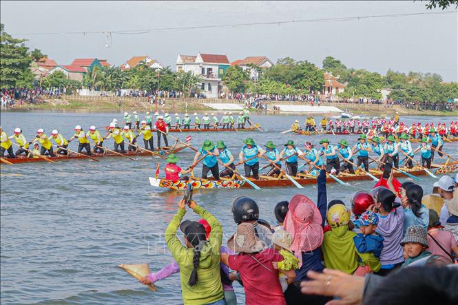 Các thuyền đua nữ tăng tốc sau khi buông phao, cố gắng dành những vị trí cao trong cuộc đua. Ảnh: Đức Tuấn - TTXVN phát