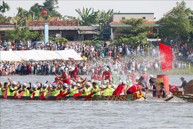 Các thuyền đua nam trở ở thượng tiêu dưới sự cổ vũ nhiệt tình của người dân. Ảnh: Đức Tuấn - TTXVN phát