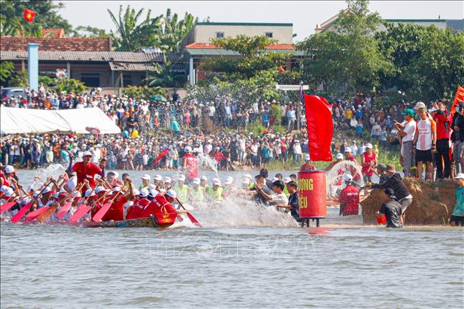 Các thuyền đua nam trở ở thượng tiêu dưới sự cổ vũ nhiệt tình của người dân. Ảnh: Đức Tuấn - TTXVN phát