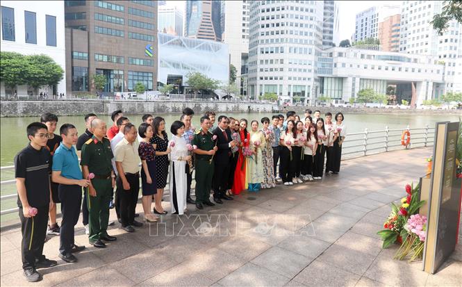 Cán bộ, kiều bào và học sinh, sinh viên Việt Nam tại Singapore dâng hoa tại Tượng đài Bác Hồ nhân kỷ niệm Quốc khánh 2/9. Ảnh: Lê Dương-P/v TTXVN tại Singapore