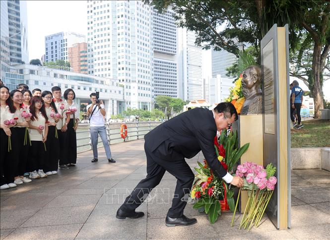 Đại biện lâm thời Vũ Văn Minh dâng hoa tại Tượng đài Bác Hồ ngày 2/9/2023. Ảnh: Lê Dương-P/v TTXVN tại Singapore