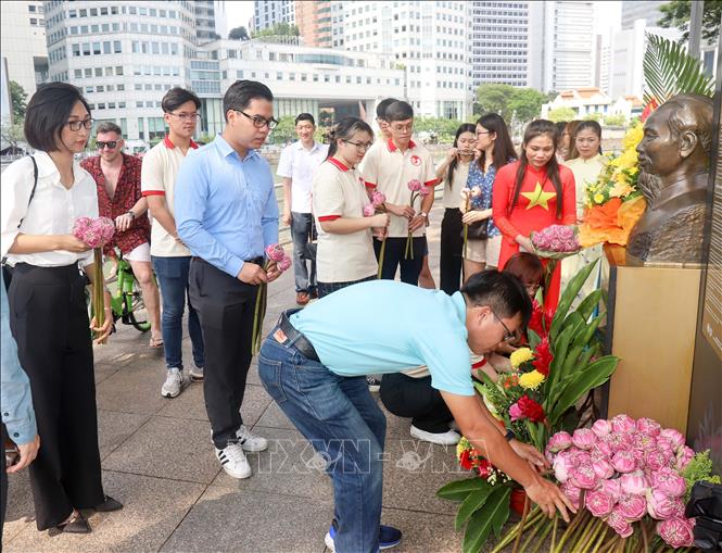 Đông đảo học sinh, sinh viên Việt Nam tại Singapore tới dâng hoa tưởng nhớ Bác Hồ kính yêu, ngày 2/9/2023. Ảnh: Lê Dương-P/v TTXVN tại Singapore