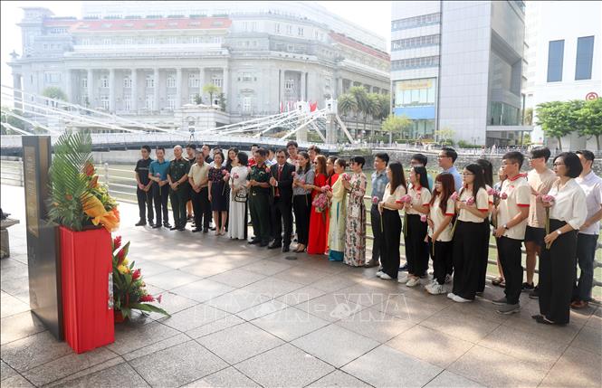 Cán bộ, kiều bào và học sinh, sinh viên Việt Nam tại Singapore dâng hoa tại Tượng đài Bác Hồ nhân kỷ niệm Quốc khánh 2/9. Ảnh: Lê Dương-P/v TTXVN tại Singapore
