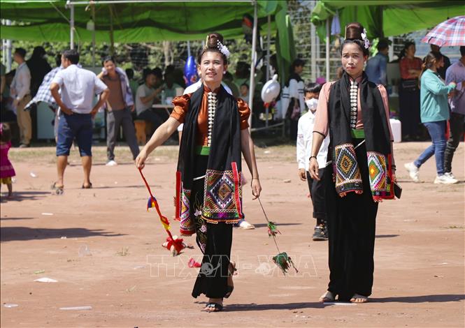 Phụ nữ dân tộc Thái huyện Nậm Pồ chơi trò tung còn cổ truyền của dân tộc. Ảnh: Xuân Tư - TTXVN