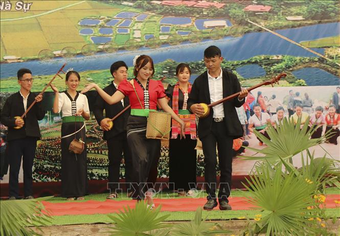 Thi trình diễn trang phục dân tộc tại Ngày hội Văn hóa dân tộc Thái huyện Nậm Pồ. Ảnh: Xuân Tư - TTXVN