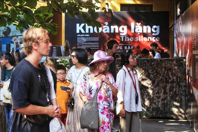 Nhiều du khách quốc tế đến Di tích Nhà tù Hỏa Lò nhân dịp Quốc khánh 2/9. Ảnh: Tuấn Anh - TTXVN