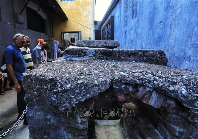 Nhiều hiện vật lịch sử được trưng bày trong Di tích Nhà tù Hỏa Lò. Ảnh: Tuấn Anh - TTXVN