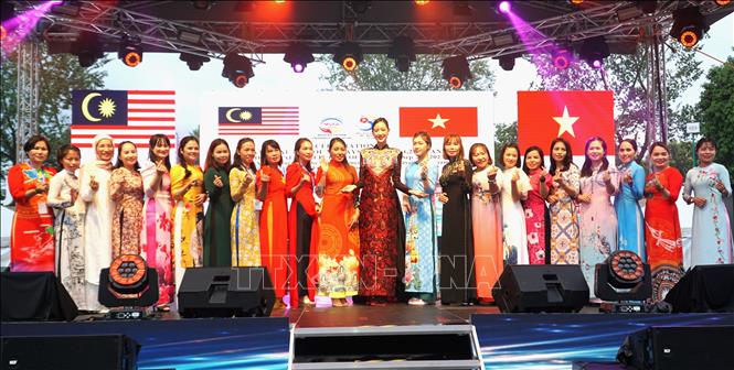 Hoa hậu liên lục địa Lê Nguyễn Bảo Ngọc (đứng giữa) tham gia tiết  mục trình diễn áo dài cùng các thành viên của Hiệp hội hữu nghị Malaysia - Việt Nam.
Ảnh: Hằng Linh - PV TTXVN tại Malaysia