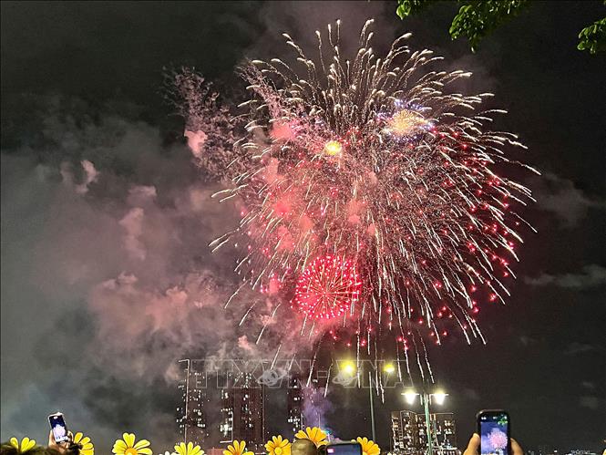 Trong ảnh: Điểm bắn pháo hoa khu vực đầu đường hầm vượt sông Sài Gòn (thành phố Thủ Đức). Ảnh: Thu Hương – TTXVN