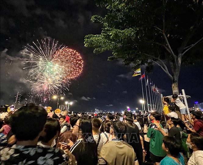 People crowd the Bach Dang Wharf Park to view the firework performance. VNA Photo: Thu Hương 