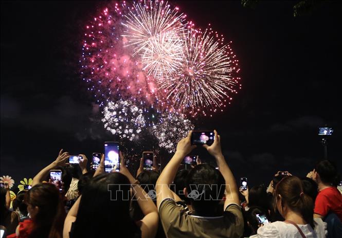 People film the display on their phones. VNA Photo: Thu Hương 