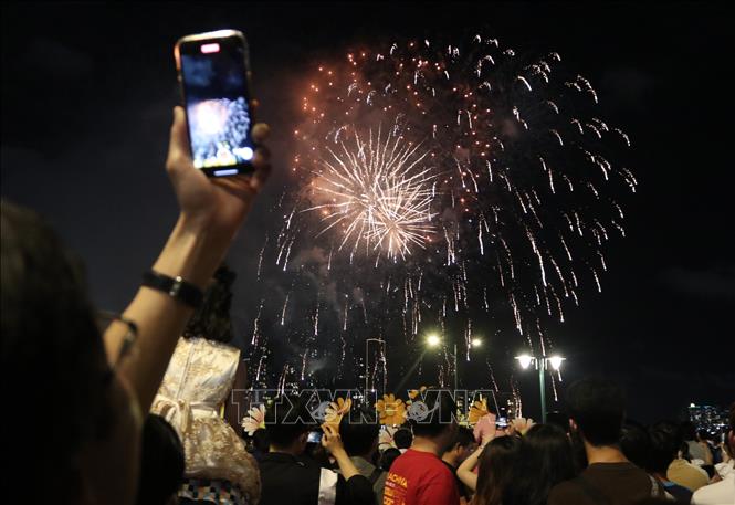 People film the display on their phones. VNA Photo: Thu Hương 