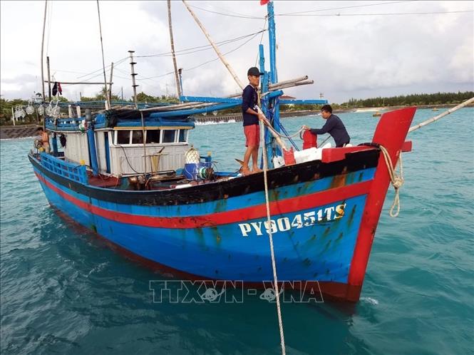 Tàu cá của Phú Yên tại âu tàu cảng của Trung tâm Dịch vụ Hậu cần-Kỹ thuật đảo Sinh Tồn. Ảnh: TTXVN phát 