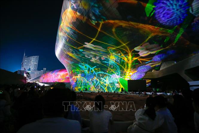 Tác phẩm nghệ thuật được trưng bày tại triển lãm ánh sáng ở Seoul, Hàn Quốc, ngày 1/9/2023. Ảnh: THX/TTXVN