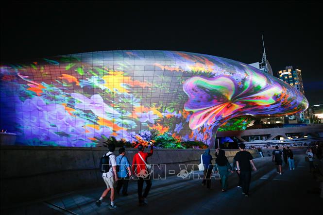 Người dân chiêm ngưỡng tác phẩm nghệ thuật tại triển lãm ánh sáng ở Seoul, Hàn Quốc, ngày 1/9/2023. Ảnh: THX/TTXVN