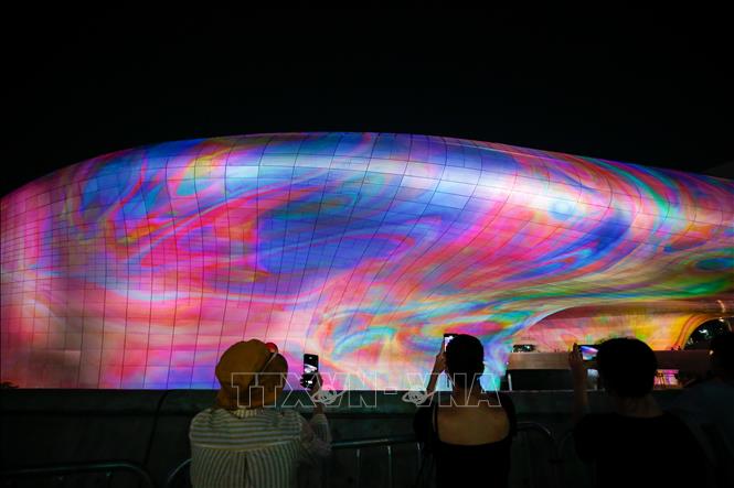 Người dân chiêm ngưỡng tác phẩm nghệ thuật tại triển lãm ánh sáng ở Seoul, Hàn Quốc, ngày 1/9/2023. Ảnh: THX/TTXVN