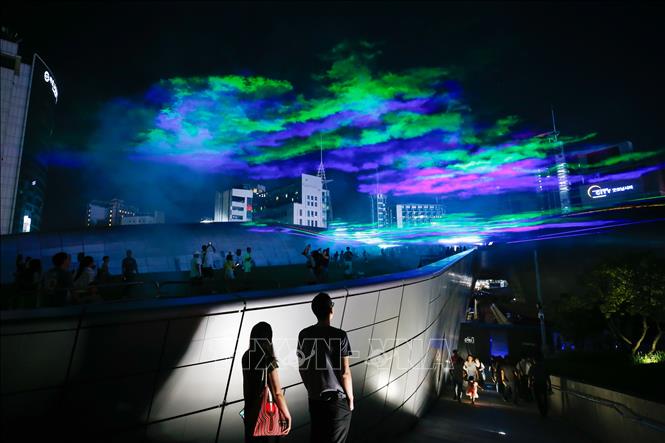 Người dân chiêm ngưỡng tác phẩm nghệ thuật tại triển lãm ánh sáng ở Seoul, Hàn Quốc, ngày 1/9/2023. Ảnh: THX/TTXVN