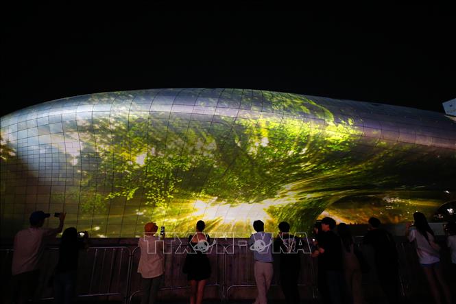 Người dân chiêm ngưỡng tác phẩm nghệ thuật tại triển lãm ánh sáng ở Seoul, Hàn Quốc, ngày 1/9/2023. Ảnh: THX/TTXVN