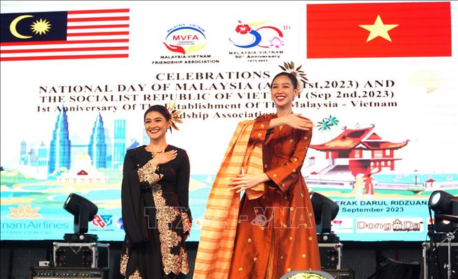 Miss Intercontinental Vietnam 2022 Le Nguyen Bao Ngoc and Miss Intercontinental Malaysia Lindsey Yap participate with a dance performance at the fair. VNA Photo: Hằng Linh