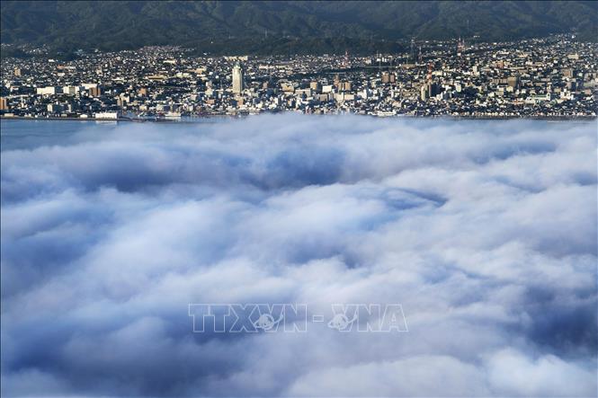 (Tư liệu) Mây bao phủ bầu trời ở eo biển Kurushima, ngoài khơi thành phố Imabari, tỉnh Ehime, Nhật Bản. Ảnh: Kyodo/TTXVN 