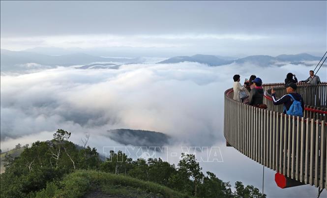 (Tư liệu) Khách du lịch ngắm mây tại làng Shimukappu ở Hokkaido, Nhật Bản. Ảnh: Kyodo/TTXVN 