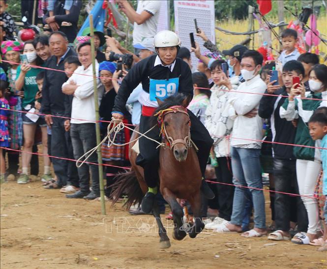 The audience cheers for the horse riders at the festival. VNA Photo: Nguyễn Oanh