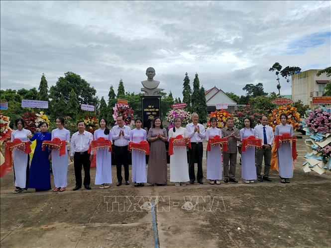 Các đại biểu cắt băng khánh thành tượng Nữ sĩ Sương Nguyệt Anh. Ảnh: Huỳnh Phúc Hậu - TTXVN