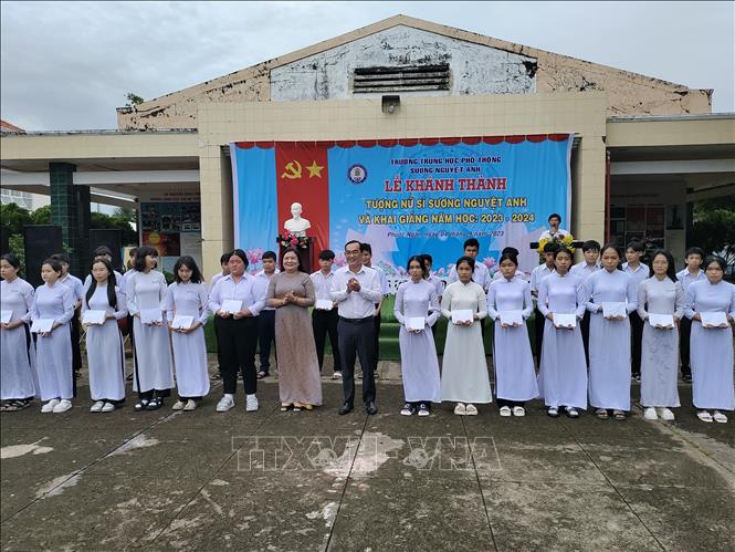  Trao quà, học bổng cho học sinh nhân dịp đầu năm học mới. Ảnh: Huỳnh Phúc Hậu - TTXVN