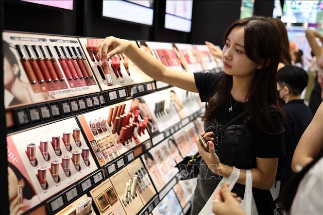 Khách hàng chọn mua son môi tại một cửa hàng ở  Seoul, Hàn Quốc, ngày 4/9/2023. Ảnh: YONHAP/TTXVN