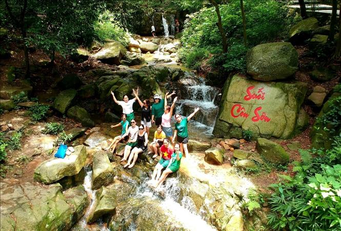Du khách tham quan, trải nghiệm các hoạt động tại suối Côn Sơn thuộc Khu di tích Côn Sơn – Kiếp Bạc. Ảnh: TTXVN phát
