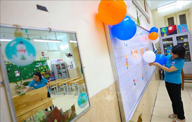 Từng lớp học, mỗi góc sân đều được trang trí lung linh, tươi sáng với tông màu xanh mát, tạo môi trường học tập thú vị và sáng tạo để chào đón học sinh. Ảnh: Thanh Tùng - TTXVN