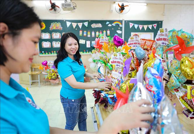 Các thầy cô giáo và anh chị lớp hướng nghiệp đã chuẩn bị các giỏ quà đáng yêu, chứa đầy tình thương, để chào đón học sinh. Ảnh: Thanh Tùng - TTXVN
