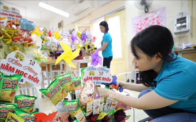 Các thầy cô giáo và anh chị lớp hướng nghiệp đã chuẩn bị các giỏ quà đáng yêu, chứa đầy tình thương, để chào đón các em vào lớp 1 cùng học sinh của Trường Tiểu học Bình Minh (Hà Nội). Ảnh: Thanh Tùng - TTXVN