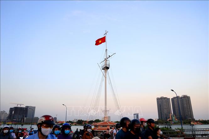 Cột cờ Thủ Ngữ nhìn từ cầu Khánh Hội, nối từ Quận 1 sang Quận 4. Ảnh: Hồng Đạt - TTXVN
